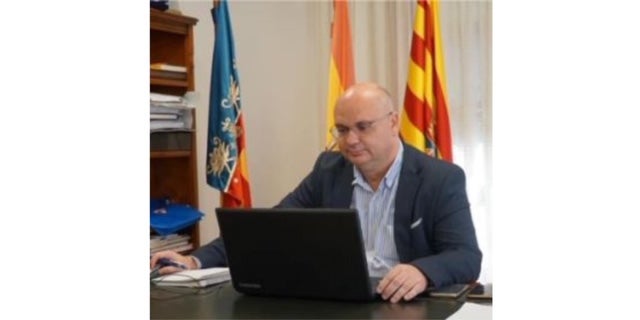 Andreu Verdú reestructura el gobierno municipal con intercambio de concejalías entre Isabel Perona y Aina Santamaría Andreu Verdú reestructura el gobierno municipal con intercambio de concejalías entre Isabel Perona y Aina Santamaría