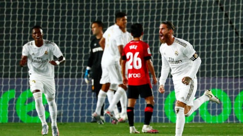 Sergio Ramos celebra su gol con el Real Madrid con Vinicius al fondo.