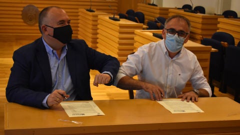 Carlos Mar&iacute;n y Pedro Maroto tras la firma del convenio