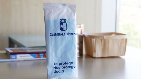 Bolsa de mascarillas que proporciona la Junta de Comunidades
