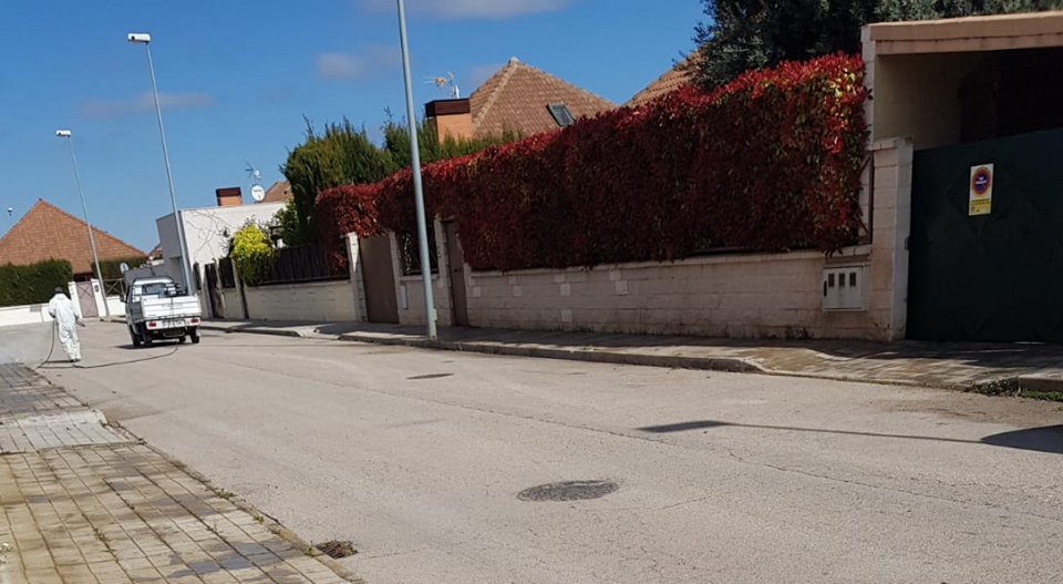 Vecinos de la Urbanización Señorío de Alcázar desalojan a un grupo de okupas de una de sus viviendas Vecinos de la Urbanización Señorío de Alcázar desalojan a un grupo de okupas de una de sus viviendas
