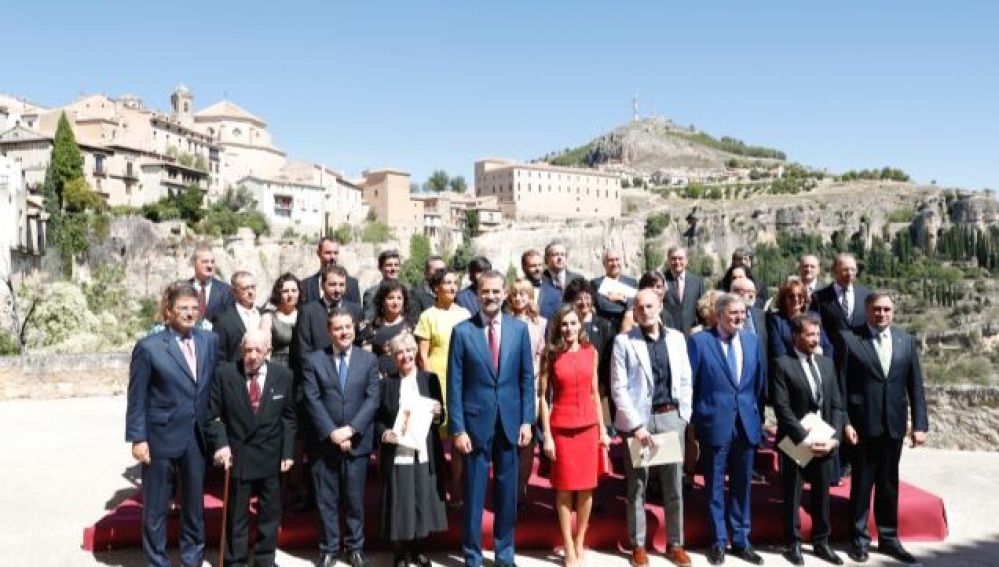 Los reyes de España con los galardonados 