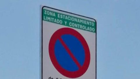 Se&ntilde;al limitaci&oacute;n de horario de aparcamiento en Arenales del Sol de Elche.