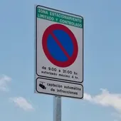 Señal limitación de horario de aparcamiento en Arenales del Sol de Elche. Señal limitación de horario de aparcamiento en Arenales del Sol de Elche.