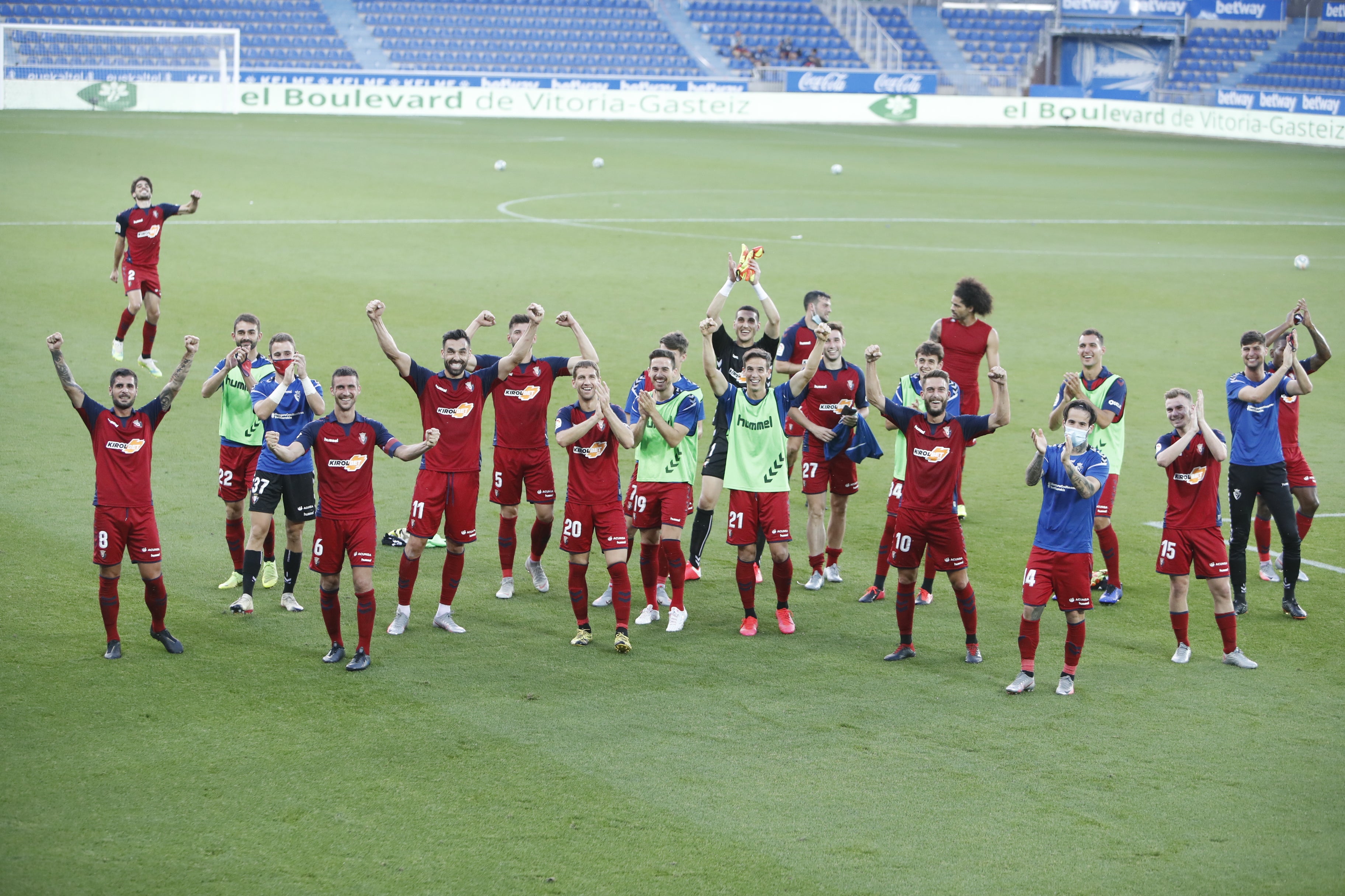 "¡Abrazo emocionado de Oier con David y Aridane... la sonrisa de Toni Lato... 38 puntos para Osasuna!" "¡Abrazo emocionado de Oier con David y Aridane... la sonrisa de Toni Lato... 38 puntos para Osasuna!"