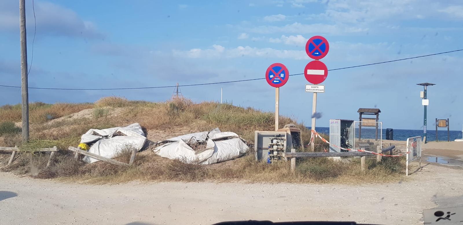 El PP denuncia la acumulación de residuos en el entorno de La Pinada de La Marina de Elche El PP denuncia la acumulación de residuos en el entorno de La Pinada de La Marina de Elche