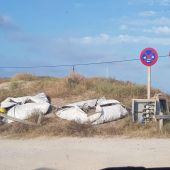Residuos acumulados en el acceso a la playa de La Marina de Elche.