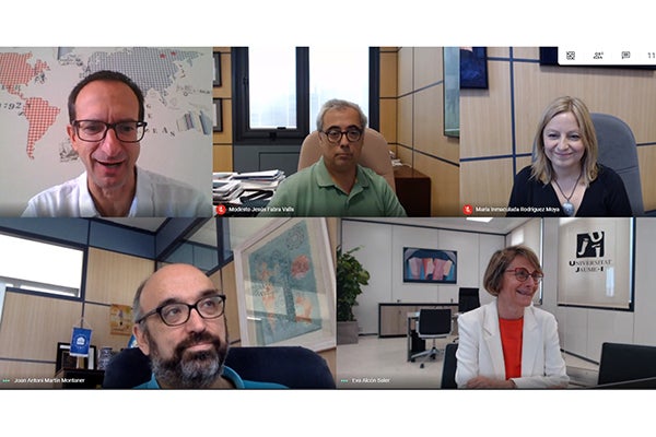 Banco Santander otorga más de un centenar de premios y becas a la comunidad universitaria de la UJI Banco Santander otorga más de un centenar de premios y becas a la comunidad universitaria de la UJI