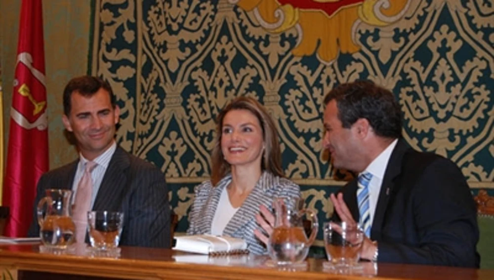 Los entonces Príncipes de Asturias en el salón de plenos del Ayuntamiento, con el ex alcalde de la ciudad, Francisco Javier Pulido, en 2008