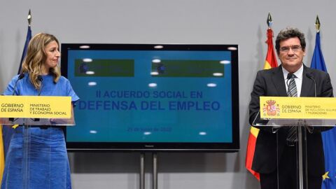 Yolanda D&iacute;az y Jos&eacute; Luis Escriv&aacute;, durante su comparecencia tras el acuerdo de los ERTE.