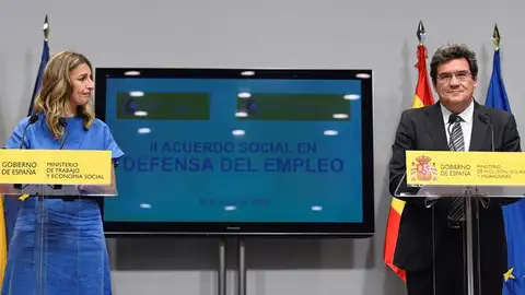 Yolanda Díaz y José Luis Escrivá, durante su comparecencia tras el acuerdo de los ERTE. Yolanda Díaz y José Luis Escrivá, durante su comparecencia tras el acuerdo de los ERTE.