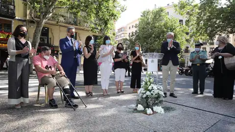El hijo de la víctima, Jesús Argudo, junto al alcalde y los portavoces de los grupos municipales Víctimas terrorismo