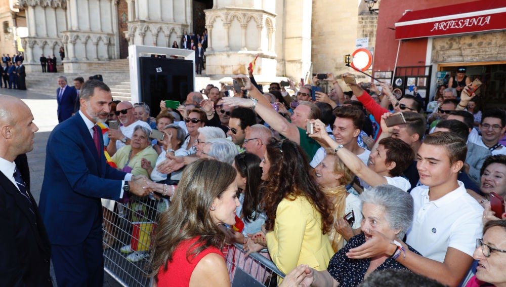 Los reyes Felipe VI y Letizia saludando a los conquenses en la Plaza Mayor de Cuenca en 2017