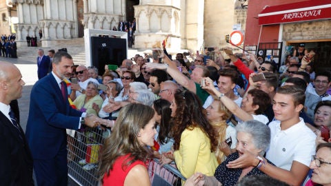 Los reyes Felipe VI y Letizia saludando a los conquenses en la Plaza Mayor de Cuenca en 2017