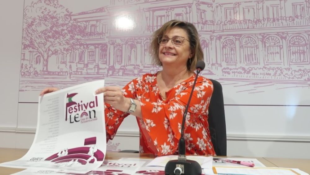 Evelia Fernández con el cartel del festival.