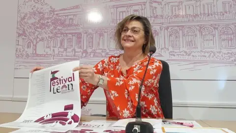 Evelia Fernández con el cartel del festival. Evelia Fernández con el cartel del festival.