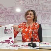 Evelia Fernández con el cartel del festival.