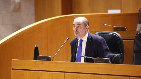 El presidente, Javier Lamb&aacute;n, durante el pleno parlamentario