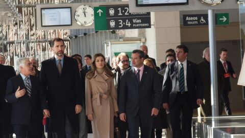 Los Reyes, en 2010, en la estaci&oacute;n del AVE "Cuenca Fernando Z&oacute;bel" con el entonces presidente regional, Jos&eacute; Mar&iacute;a Barreda (izq) y el alcalde de Cuenca, Francisco Javier Pulido