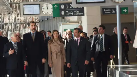 Los Reyes, en 2010, en la estación del AVE "Cuenca Fernando Zóbel" con el entonces presidente regional, José María Barreda (izq) y el alcalde de Cuenca, Francisco Javier Pulido Los Reyes, en 2010, en la estación del AVE "Cuenca Fernando Zóbel" con el entonces presidente regional, José María Barreda (izq) y el alcalde de Cuenca, Francisco Javier Pulido