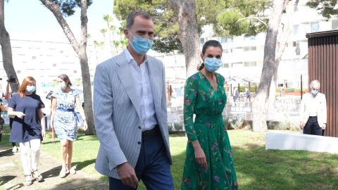 Los Reyes, Don Felipe y Do&ntilde;a Letizia, en el Hotel Iberostar Cristina de Playa de Palma, donde se han reunido con Govern y diferentes patronales, en su visita a Mallorca.