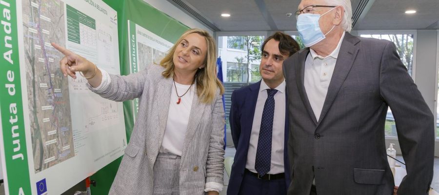 La consejera de Fomento, Marifrán Carazo, explicando los trazados de la Linea 3 del metro de Sevilla La consejera de Fomento, Marifrán Carazo, explicando los trazados de la Linea 3 del metro de Sevilla