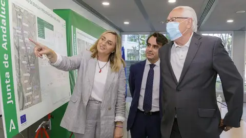 La consejera de Fomento, Marifrán Carazo, explicando los trazados de la Linea 3 del metro de Sevilla La consejera de Fomento, Marifrán Carazo, explicando los trazados de la Linea 3 del metro de Sevilla