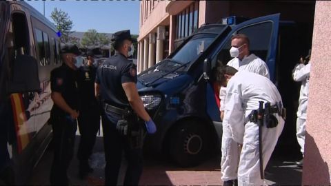 As&iacute; se pone los EPI la Polic&iacute;a Nacional para entrar al centro de acogida de la Cruz Roja en M&aacute;laga, donde hay un rebrote de coronavirus