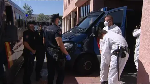 Así se pone los EPI la Policía Nacional para entrar al centro de acogida de la Cruz Roja en Málaga, donde hay un rebrote de coronavirus Así se pone los EPI la Policía Nacional para entrar al centro de acogida de la Cruz Roja en Málaga, donde hay un rebrote de coronavirus