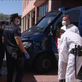 Así se pone los EPI la Policía Nacional para entrar al centro de acogida de la Cruz Roja en Málaga, donde hay un rebrote de coronavirus