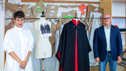 Tiziana Dom&iacute;nguez y Manuel Baltar, con la capa del Gaiteiro de la Catedral, en los talleres de la firma ourensana
