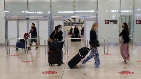 Llegada de viajeros al aeropuerto de Barajas.