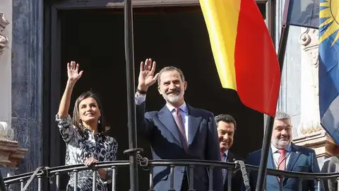 Los Reyes en el balcón del Museo histórico Municipal de Écija durante una de sus últimas visitas a la provincia Los Reyes en el balcón del Museo histórico Municipal de Écija durante una de sus últimas visitas a la provincia