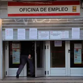 Un hombre entra en una oficina de empleo en Madrid. Un hombre entra en una oficina de empleo en Madrid.