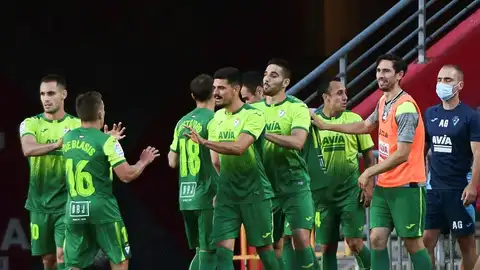 Los futbolistas del Eibar celebran uno de los goles del equipo armero. Los futbolistas del Eibar celebran uno de los goles del equipo armero.