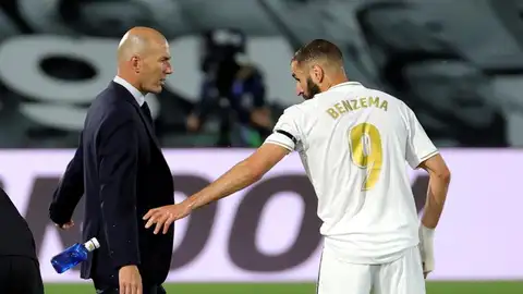 Zidane y Benzema charlan en la banda durante un partido del Real Madrid. Zidane y Benzema charlan en la banda durante un partido del Real Madrid.