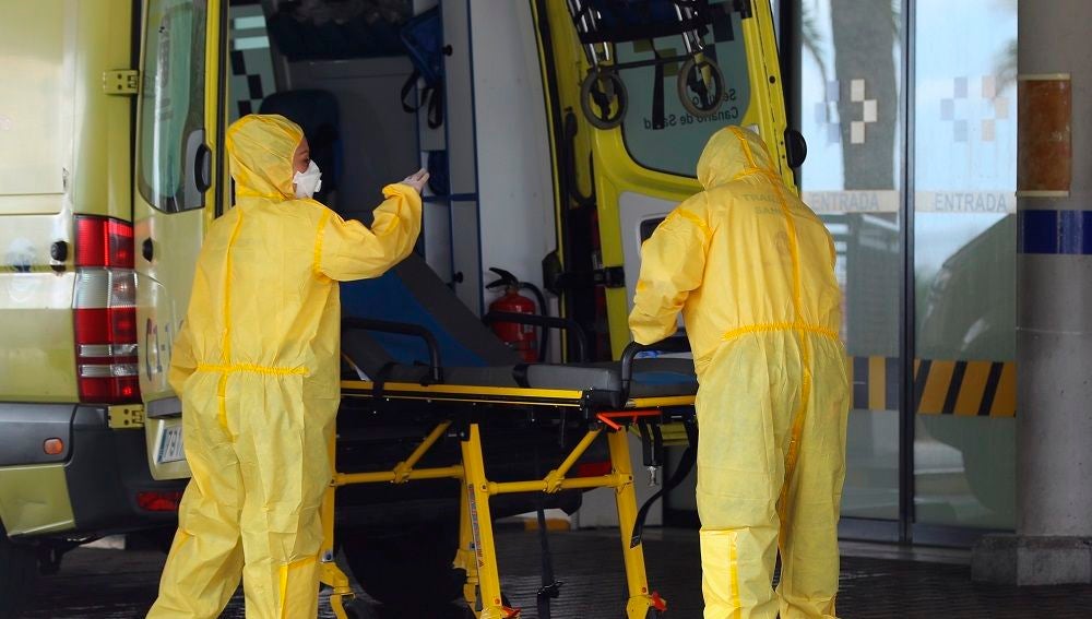 Personal sanitario prepara una ambulancia en la puerta de Urgencias del Hospital Universitario Insular de Gran Canaria