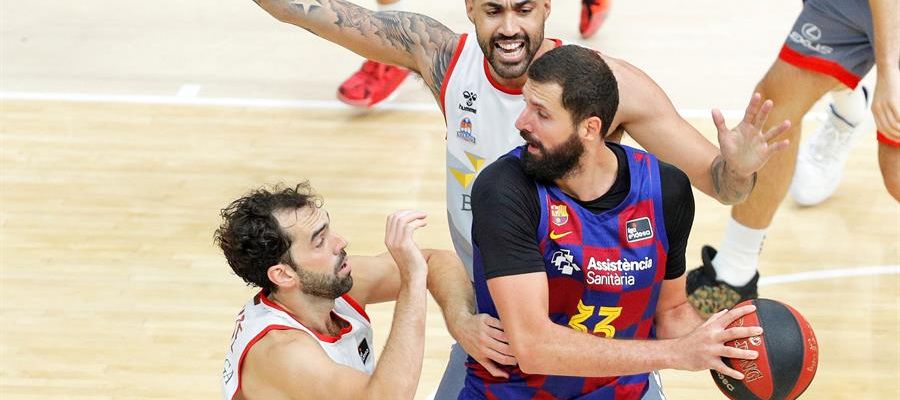 Nikola Mirotic intenta pasar el balón ante la defensa de los jugadores del San Pablo Burgos. Nikola Mirotic intenta pasar el balón ante la defensa de los jugadores del San Pablo Burgos.