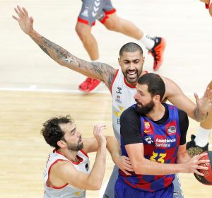 Nikola Mirotic intenta pasar el balón ante la defensa de los jugadores del San Pablo Burgos. Nikola Mirotic intenta pasar el balón ante la defensa de los jugadores del San Pablo Burgos.