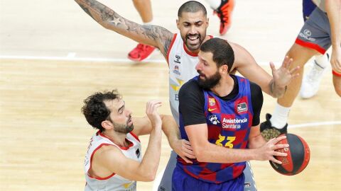 Nikola Mirotic intenta pasar el bal&oacute;n ante la defensa de los jugadores del San Pablo Burgos.
