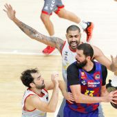 Nikola Mirotic intenta pasar el balón ante la defensa de los jugadores del San Pablo Burgos.