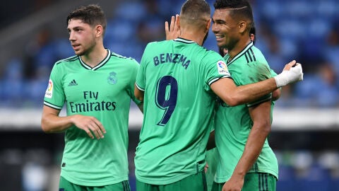 Los jugadores del Real Madrid celebran el gol de Casemiro