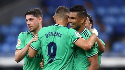 Benzema abraza a Casemiro y Valverde tras el gol del Madrid.