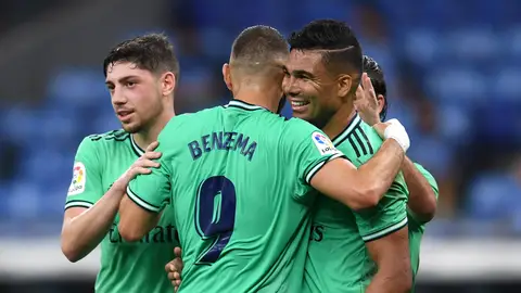 Benzema abraza a Casemiro y Valverde tras el gol del Madrid. Benzema abraza a Casemiro y Valverde tras el gol del Madrid.