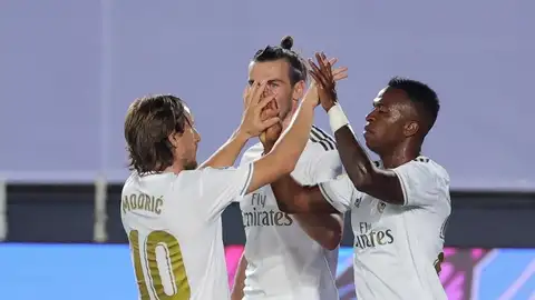 Modric, Bale y Vinicius festejan un tanto de los blancos. Modric, Bale y Vinicius festejan un tanto de los blancos.