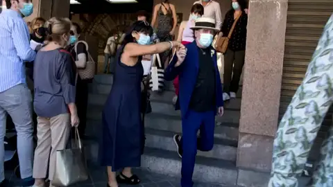 Joaquín Sabina se casa en secreto con Jimena Colorado con Serrat como testigo Joaquín Sabina se casa en secreto con Jimena Colorado con Serrat como testigo