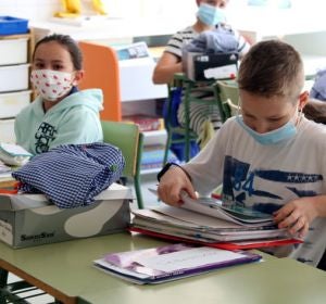 Alumnes recollint les seves coses a l'aula Alumnes recollint les seves coses a l'aula