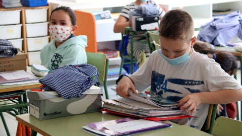 Alumnes recollint les seves coses a l'aula