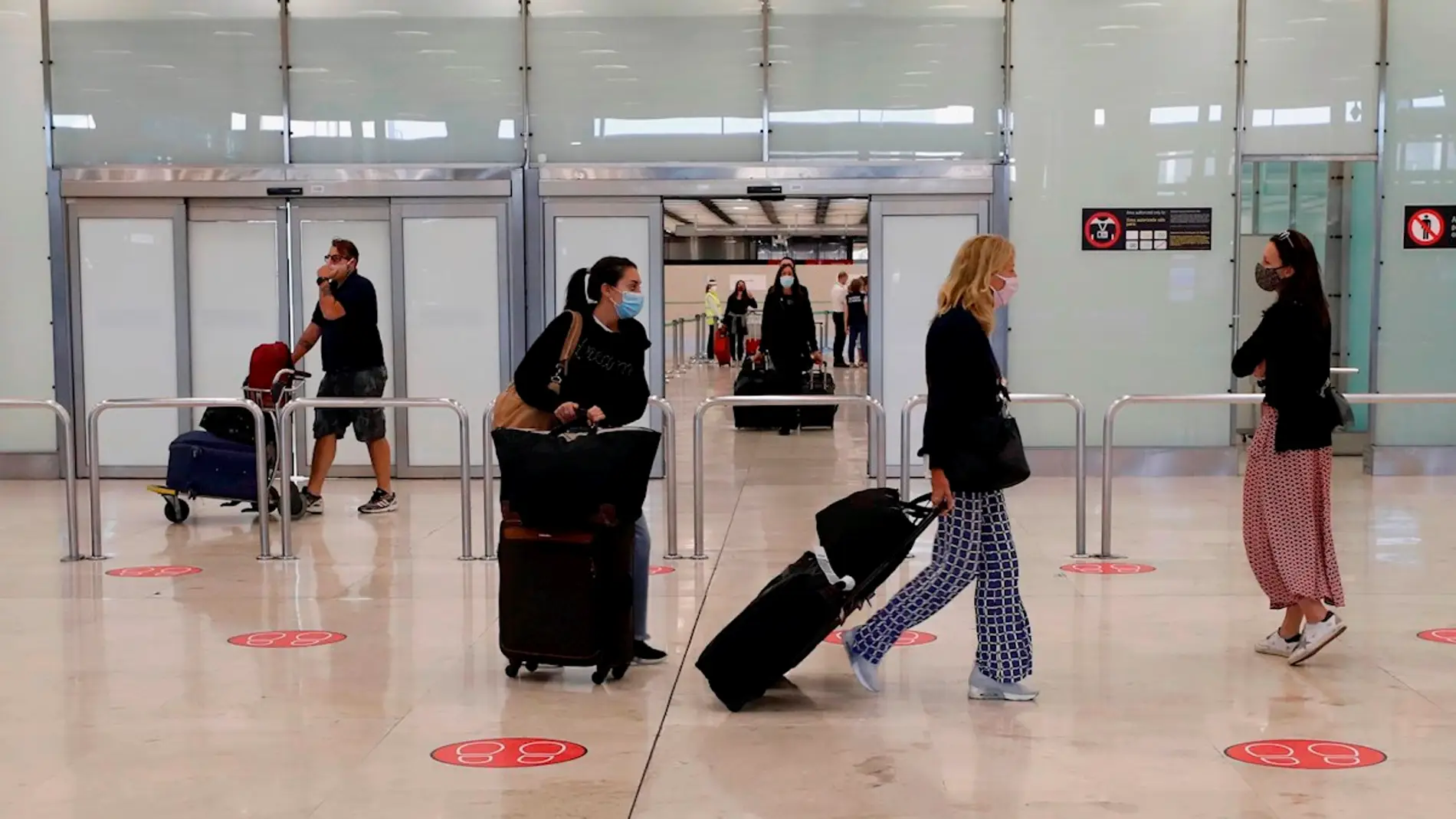 Viajeros llegando al Aeropuerto Adolfo Suárez-Madrid Barajas