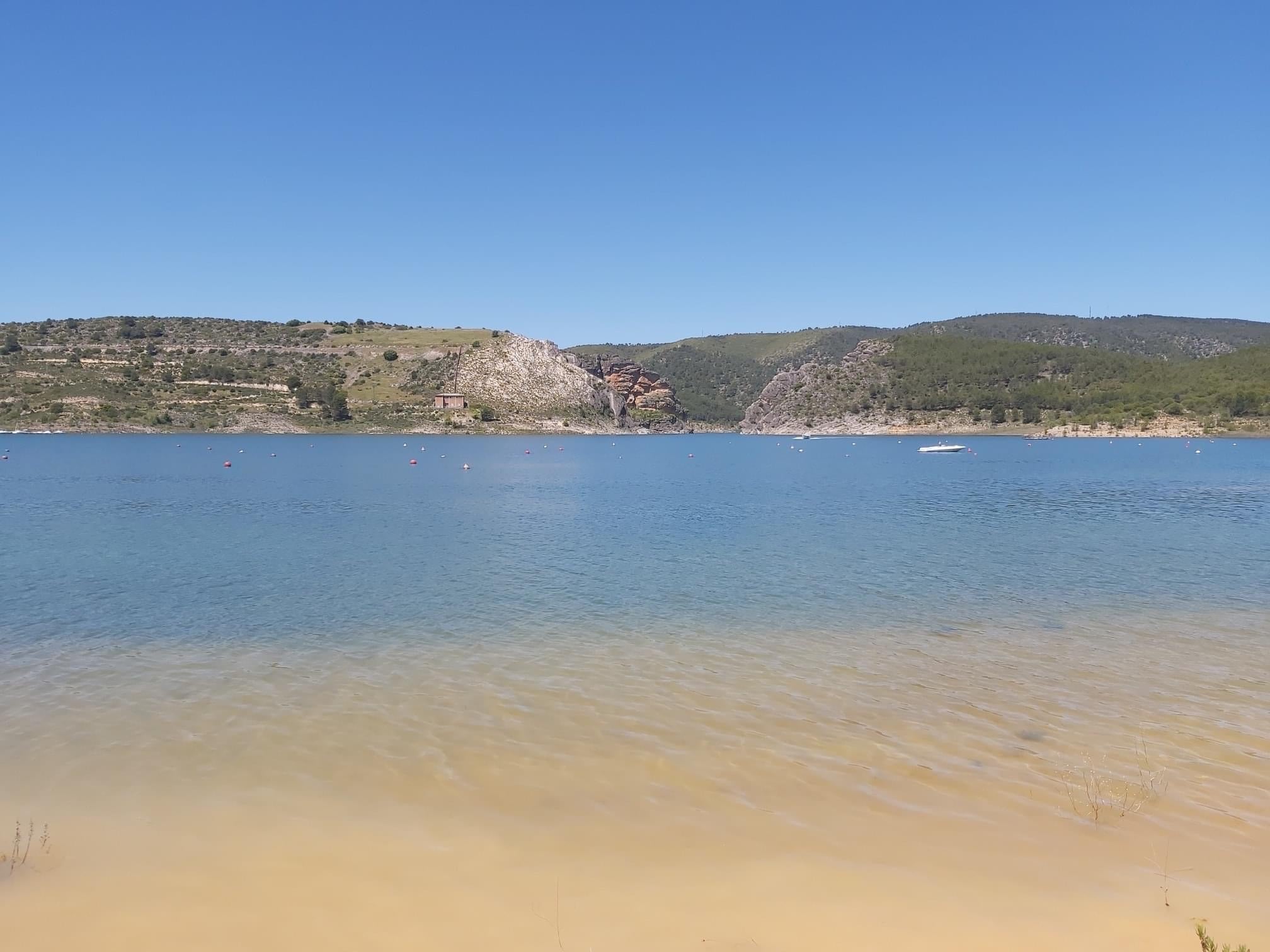 Avalancha de bañistas en el pantano de Buendía Avalancha de bañistas en el pantano de Buendía